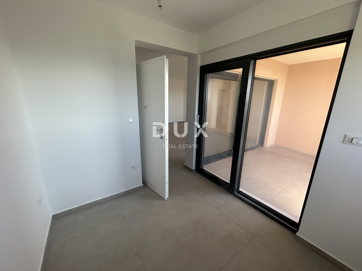 PRIMOŠTEN, DOLAC – Stanovanje v pritličju z vrtom in popolnim razgledom