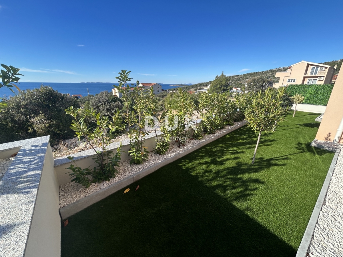 PRIMOŠTEN, DOLAC – Stanovanje v pritličju z vrtom in popolnim razgledom