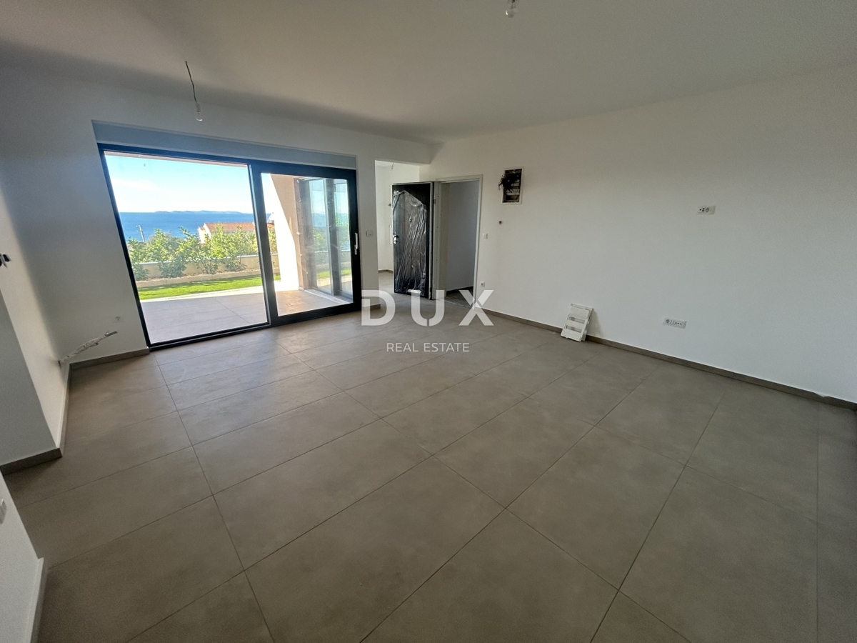 PRIMOŠTEN, DOLAC – Stanovanje v pritličju z vrtom in popolnim razgledom