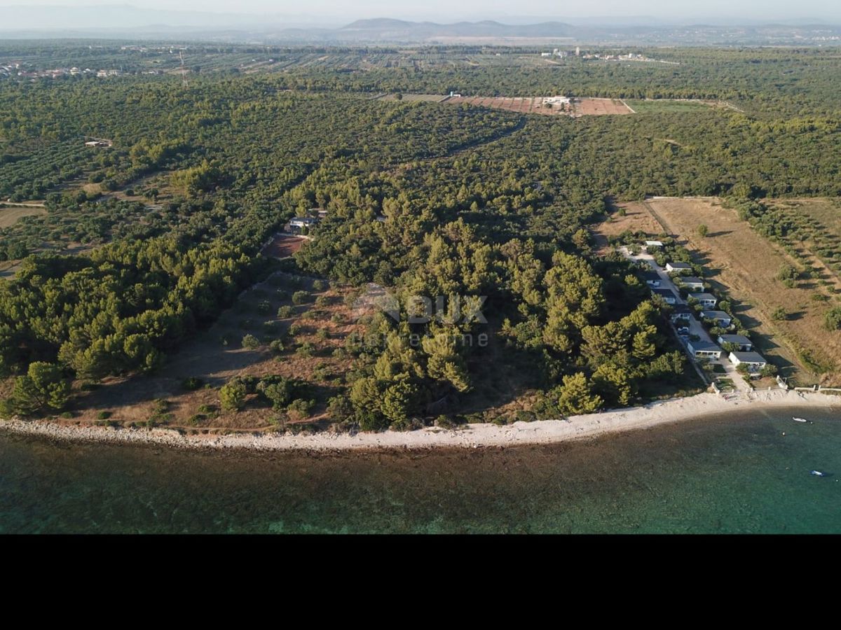 BIOGRAD NA MORU - Prostorno zemljišče za gradnjo hotela ali kampa