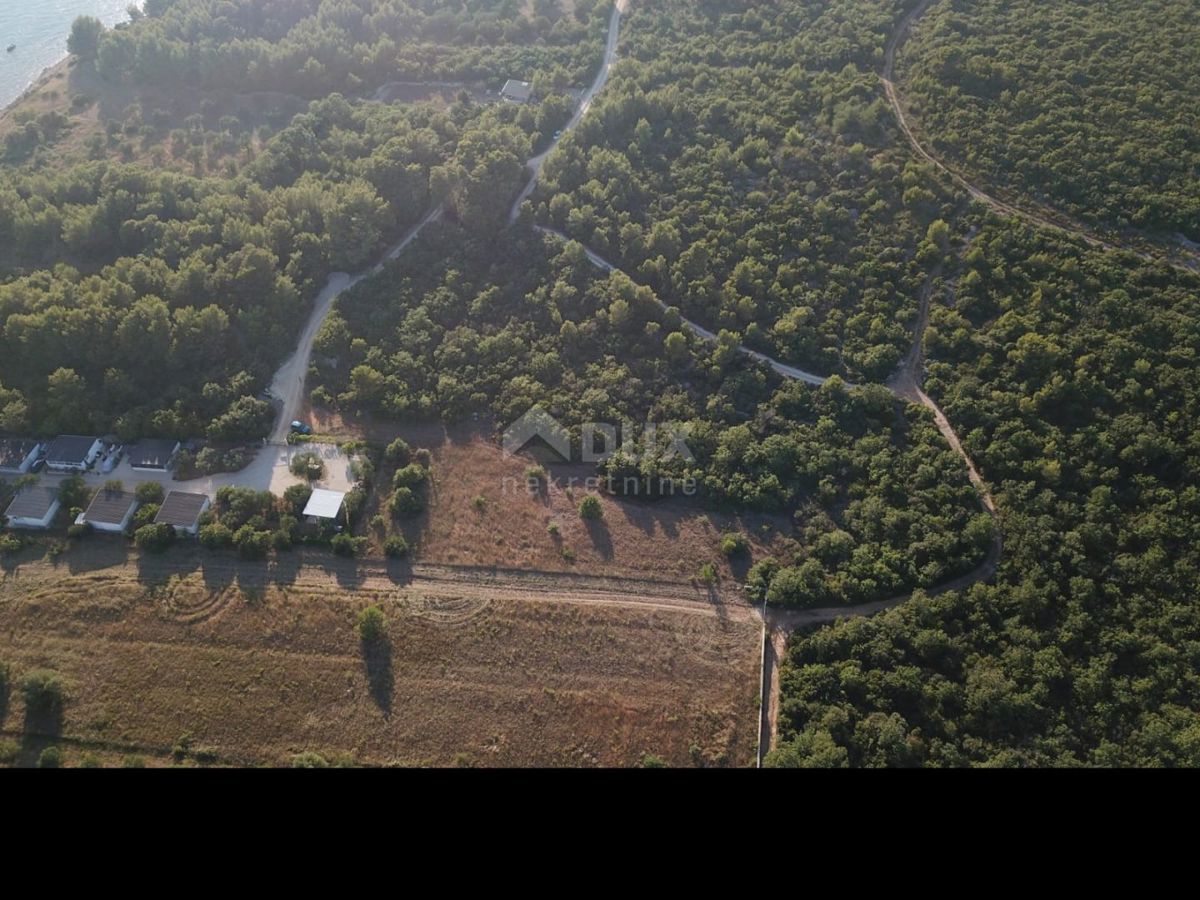 BIOGRAD NA MORU - Prostorno zemljišče za gradnjo hotela ali kampa