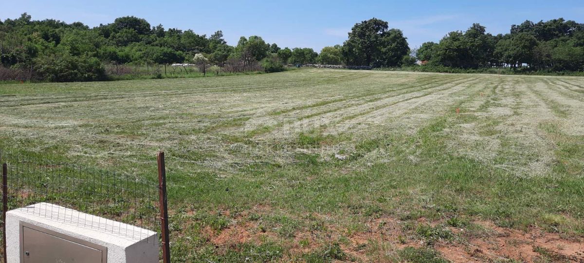 ISTRA, BARBAN - Zazidljivo zemljišče z vloženo zahtevo za gradnjo moderne vile