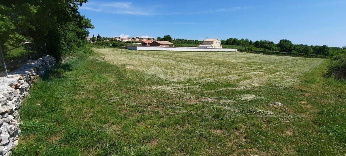 ISTRA, BARBAN - Zazidljivo zemljišče z vloženo zahtevo za gradnjo moderne vile