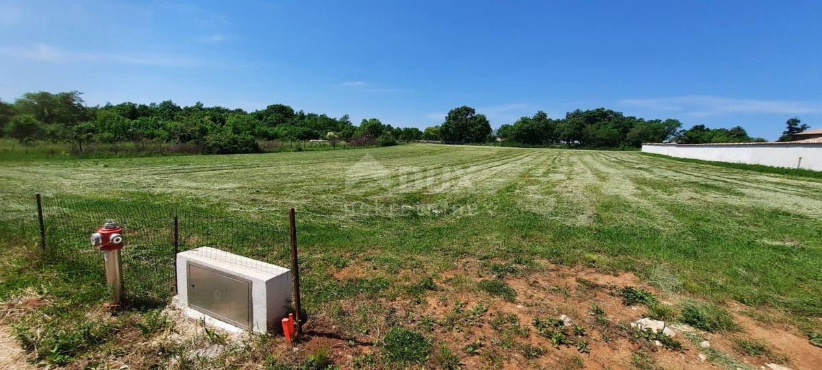 ISTRA, BARBAN - Zazidljivo zemljišče z vloženo zahtevo za gradnjo moderne vile