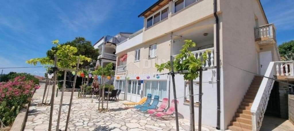 OTOK PAG, NOVALJA - Apartma 2. red od morja!