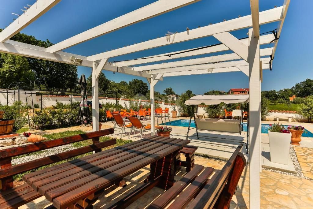 ISTRA, MEDULIN - Apartmajska hiša v bližini plaž