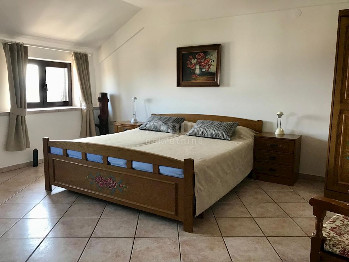 CRIKVENICA - čudovita hiša v središču Crikvenice z dvema poslovnima prostoroma