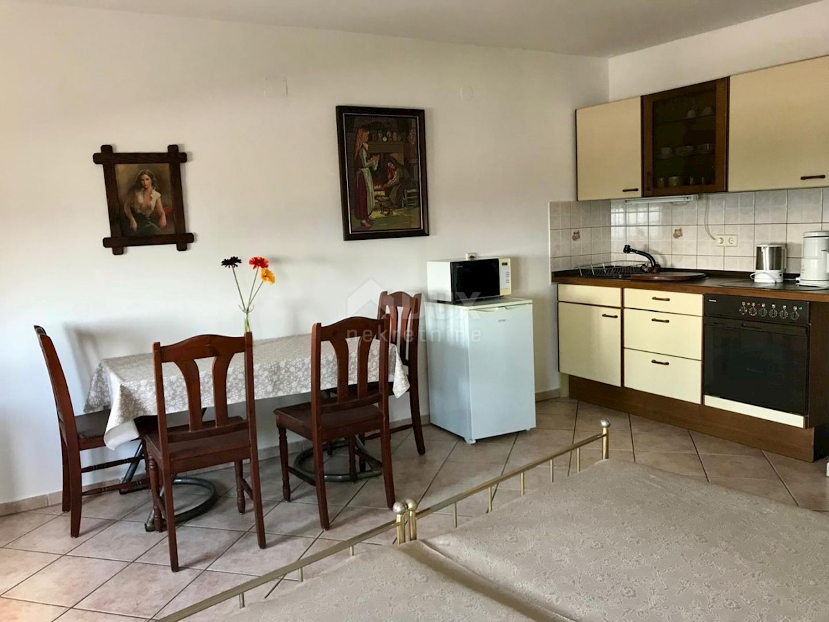 CRIKVENICA - čudovita hiša v središču Crikvenice z dvema poslovnima prostoroma