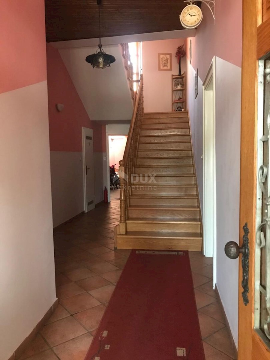 CRIKVENICA - čudovita hiša v središču Crikvenice z dvema poslovnima prostoroma