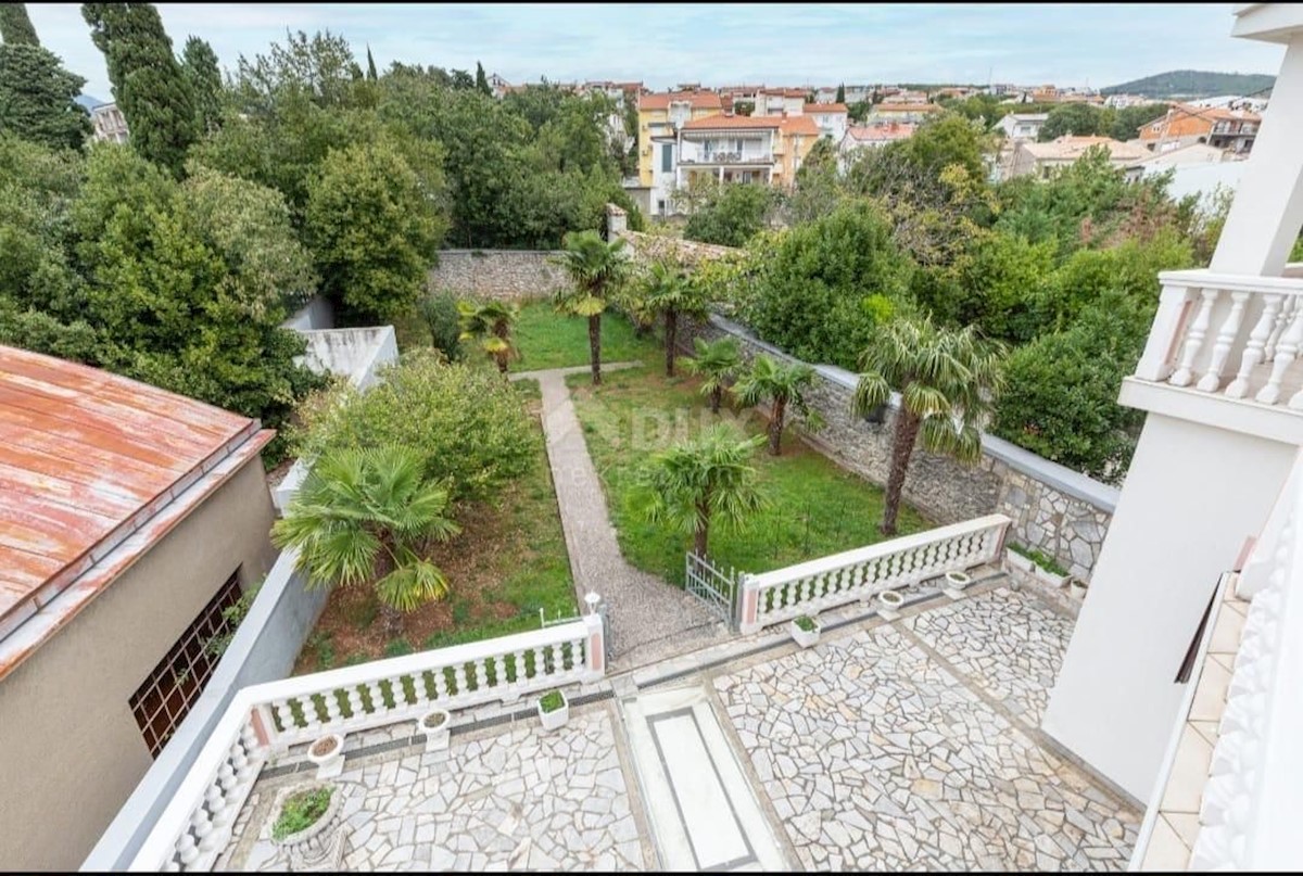 CRIKVENICA - čudovita hiša v središču Crikvenice z dvema poslovnima prostoroma