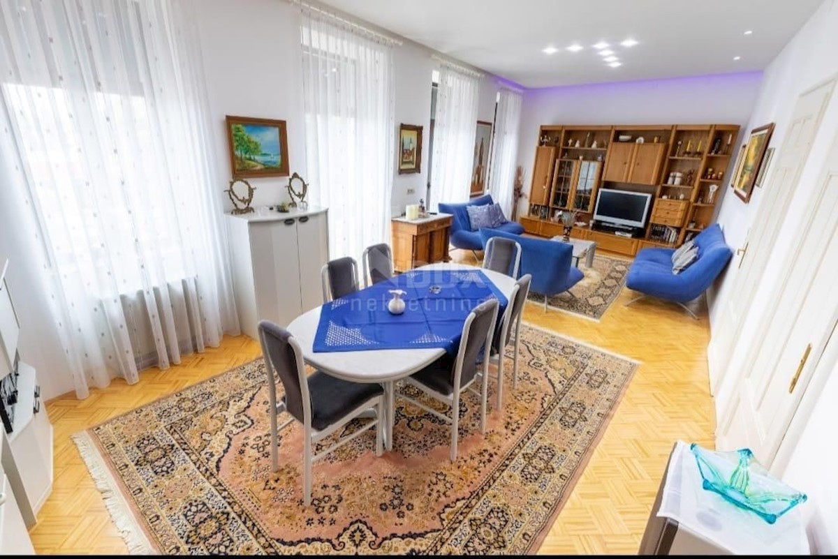 CRIKVENICA - čudovita hiša v središču Crikvenice z dvema poslovnima prostoroma