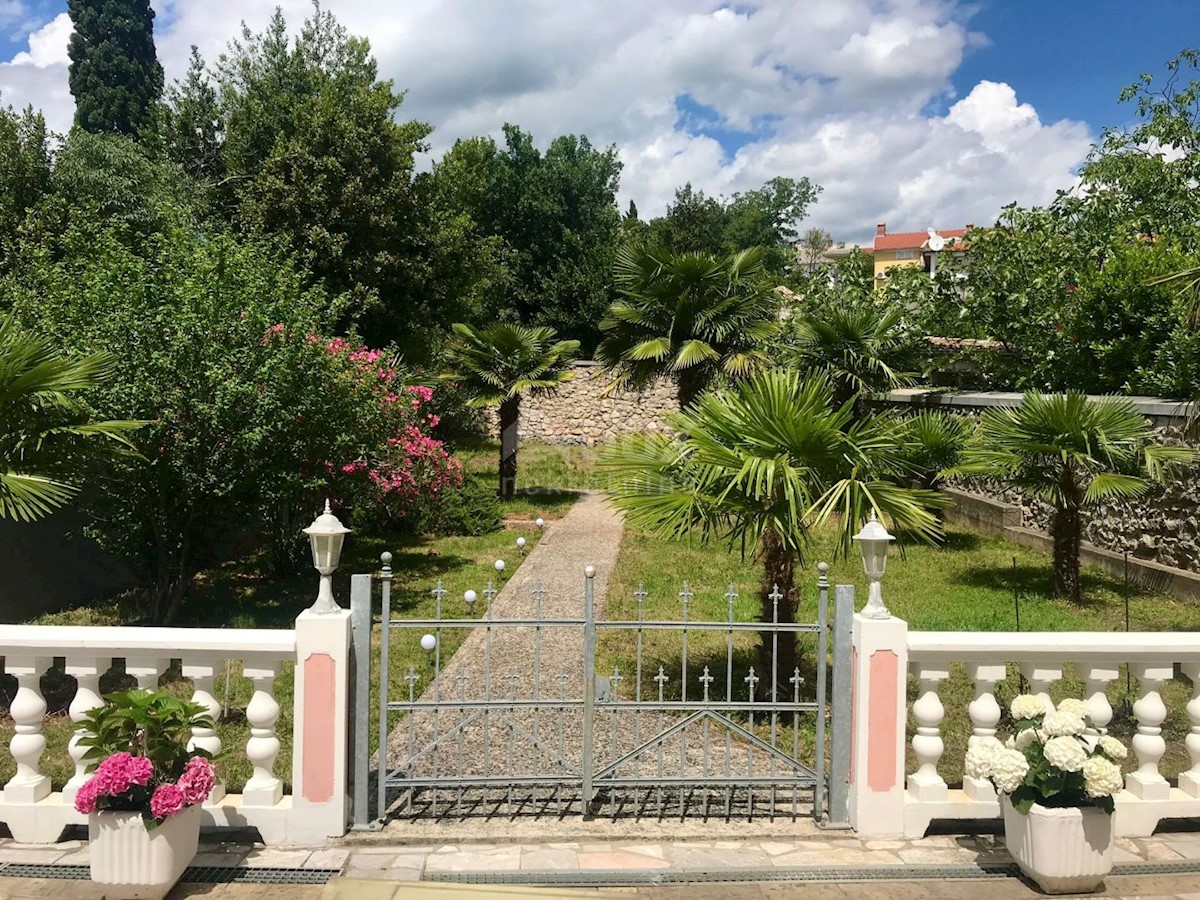 CRIKVENICA - čudovita hiša v središču Crikvenice z dvema poslovnima prostoroma