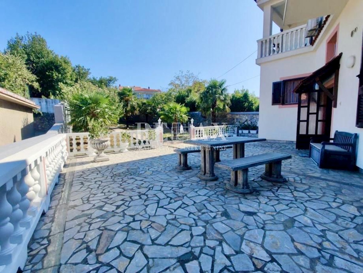 CRIKVENICA - čudovita hiša v središču Crikvenice z dvema poslovnima prostoroma