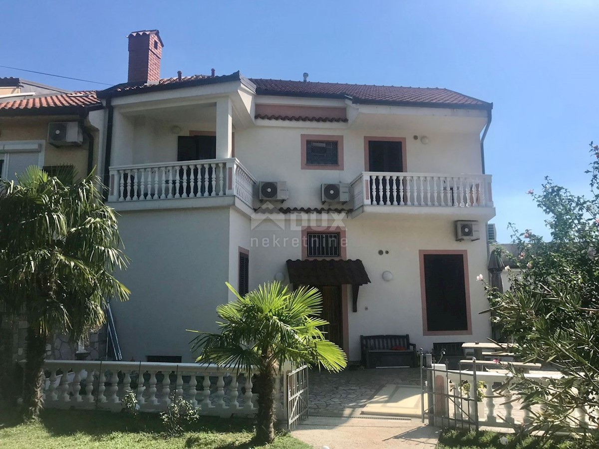 CRIKVENICA - čudovita hiša v središču Crikvenice z dvema poslovnima prostoroma