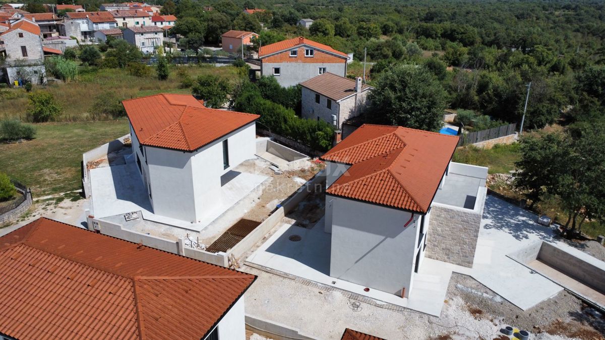 ISTRA, POREČ-Moderna vila z bazenom v izgradnji