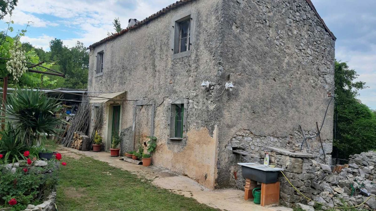 ISTRA, LABIN - Samostojna posest s samostojno kamnito hišo za obnovo