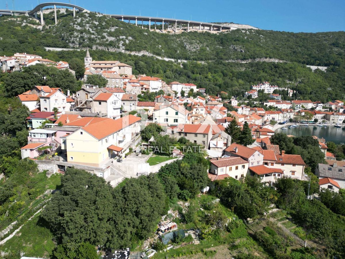 RIJEKA, BAKAR, CENTER - gradbeno zemljišče v samem centru mesta Bakar 2.600 m2 s pogledom na morje za stanovanjsko gradnjo - stanovanja / apartmaji / družinska hiša / vila! PRILOŽNOST!