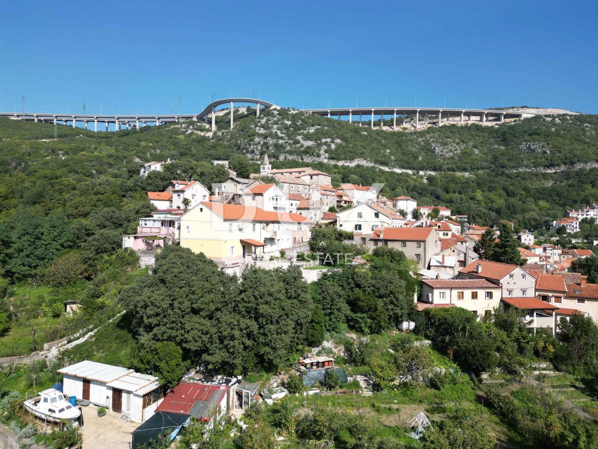 RIJEKA, BAKAR, CENTER - gradbeno zemljišče v samem centru mesta Bakar 2.600 m2 s pogledom na morje za stanovanjsko gradnjo - stanovanja / apartmaji / družinska hiša / vila! PRILOŽNOST!