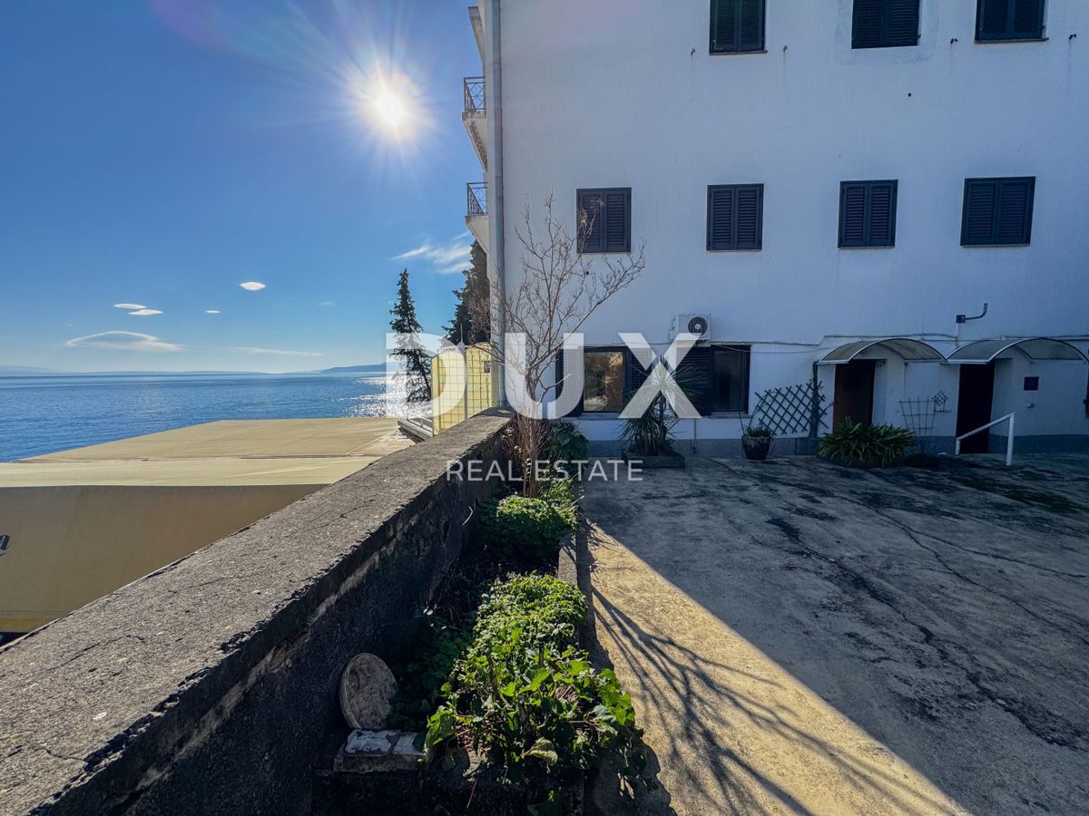 OPATIJA, CENTER - fantastično stanovanje za adaptacijo, prva vrsta do morja + PARKIRIŠČE!! 