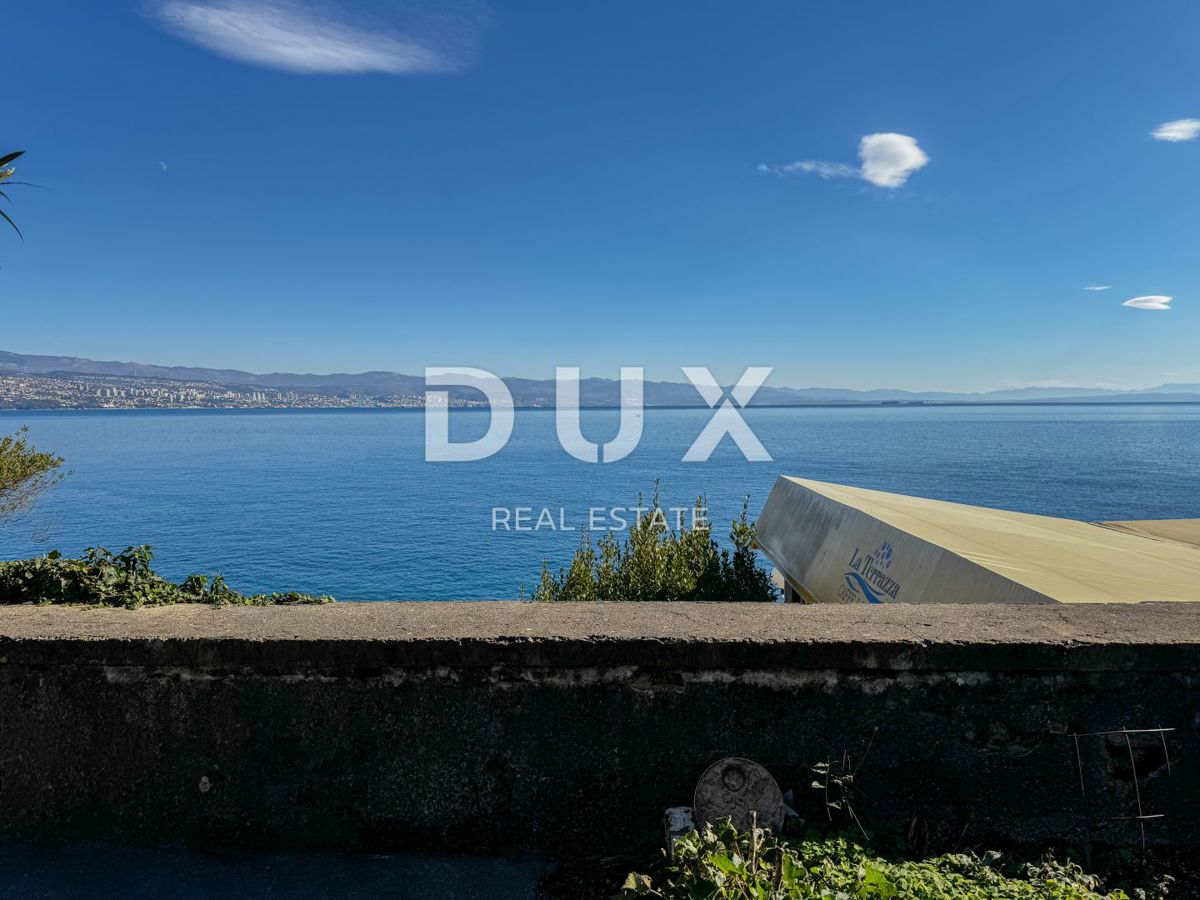 OPATIJA, CENTER - fantastično stanovanje za adaptacijo, prva vrsta do morja + PARKIRIŠČE!! 