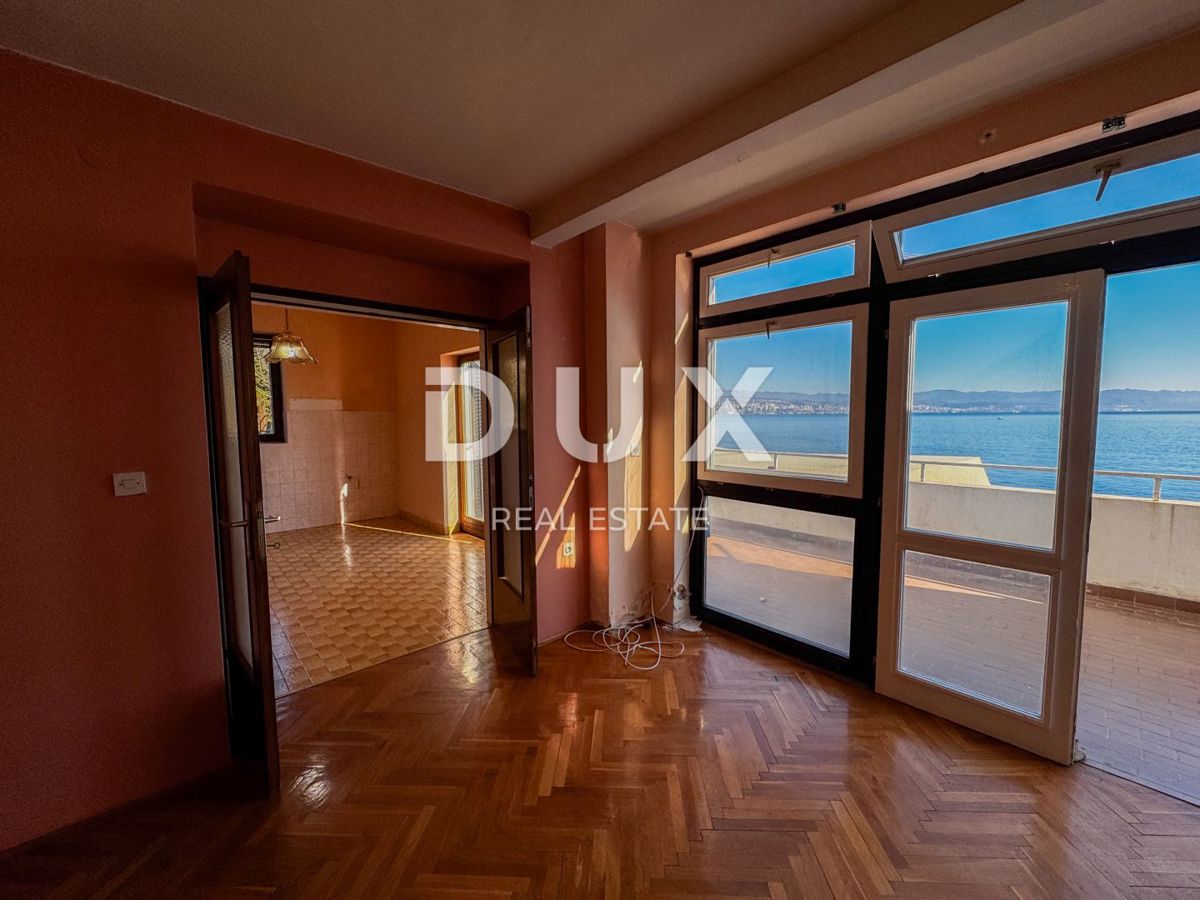 OPATIJA, CENTER - fantastično stanovanje za adaptacijo, prva vrsta do morja + PARKIRIŠČE!! 