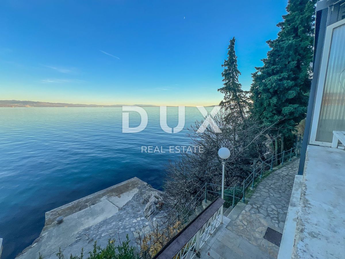 OPATIJA, CENTER - fantastično stanovanje za adaptacijo, prva vrsta do morja + PARKIRIŠČE!! 