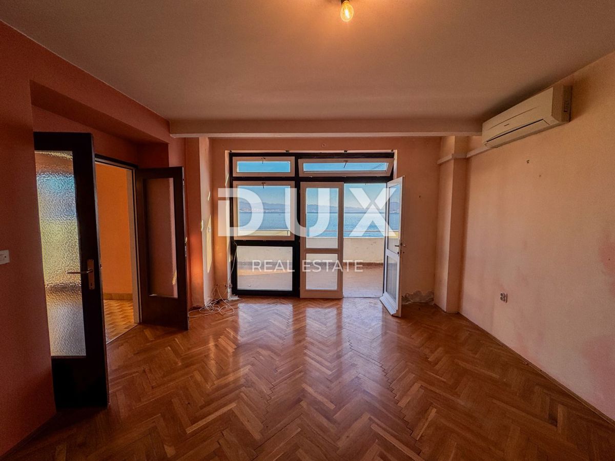 OPATIJA, CENTER - fantastično stanovanje za adaptacijo, prva vrsta do morja + PARKIRIŠČE!! 