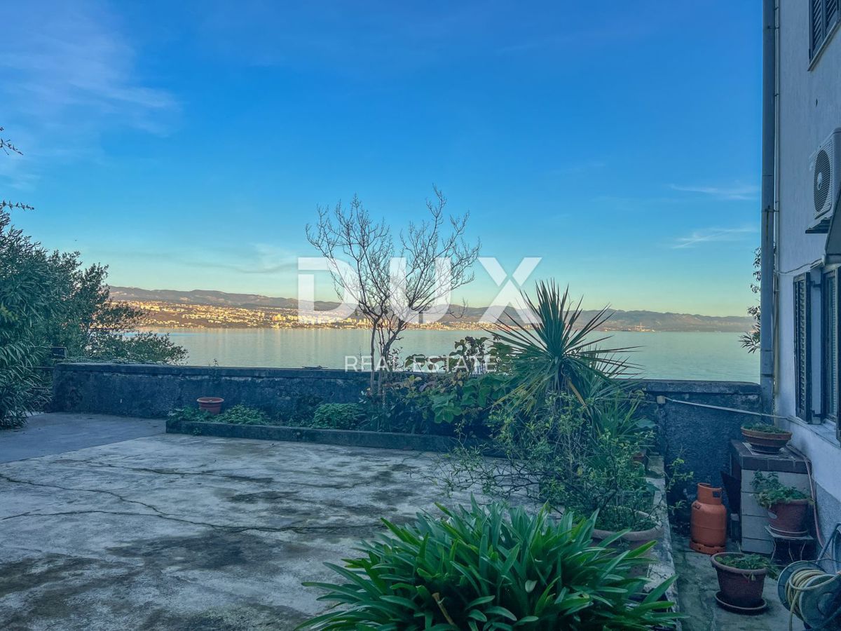 OPATIJA, CENTER - fantastično stanovanje za adaptacijo, prva vrsta do morja + PARKIRIŠČE!! 