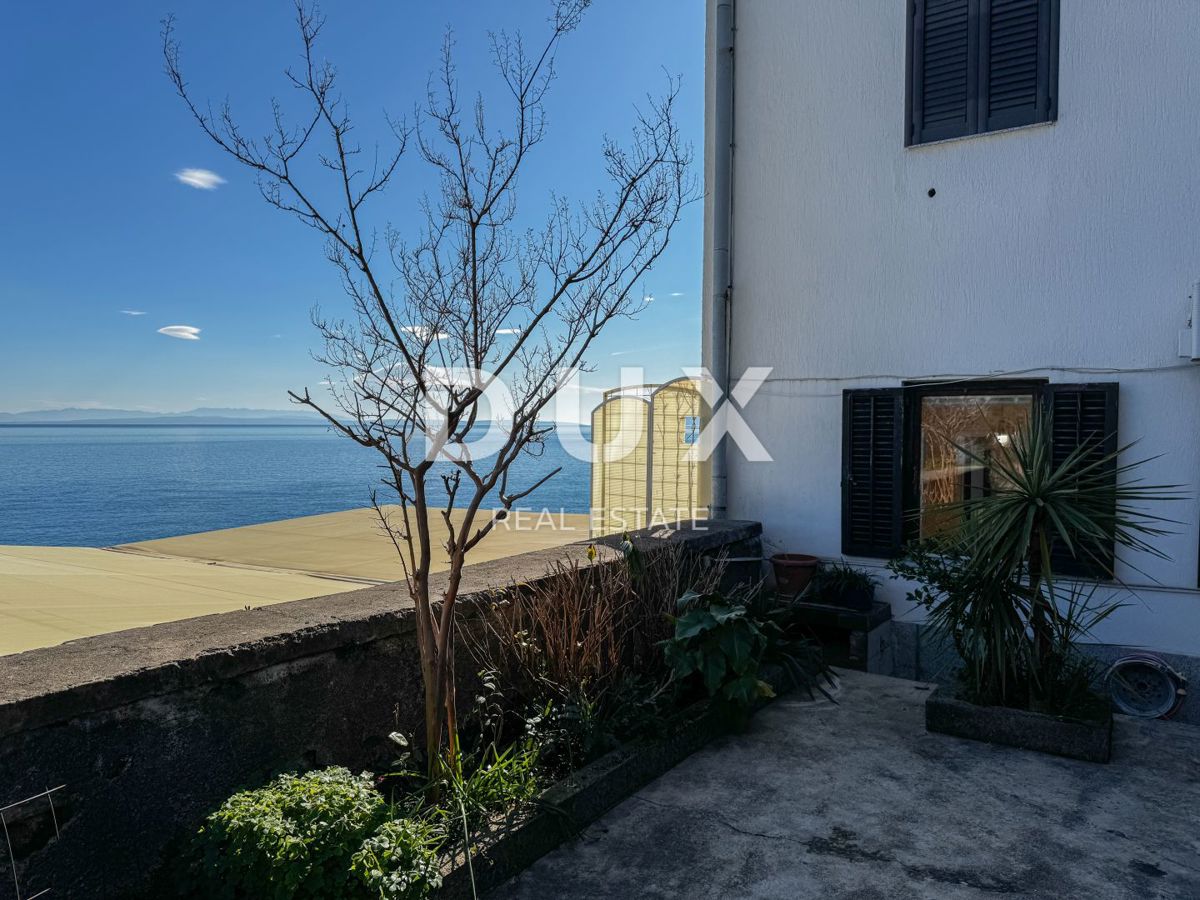 OPATIJA, CENTER - fantastično stanovanje za adaptacijo, prva vrsta do morja + PARKIRIŠČE!! 