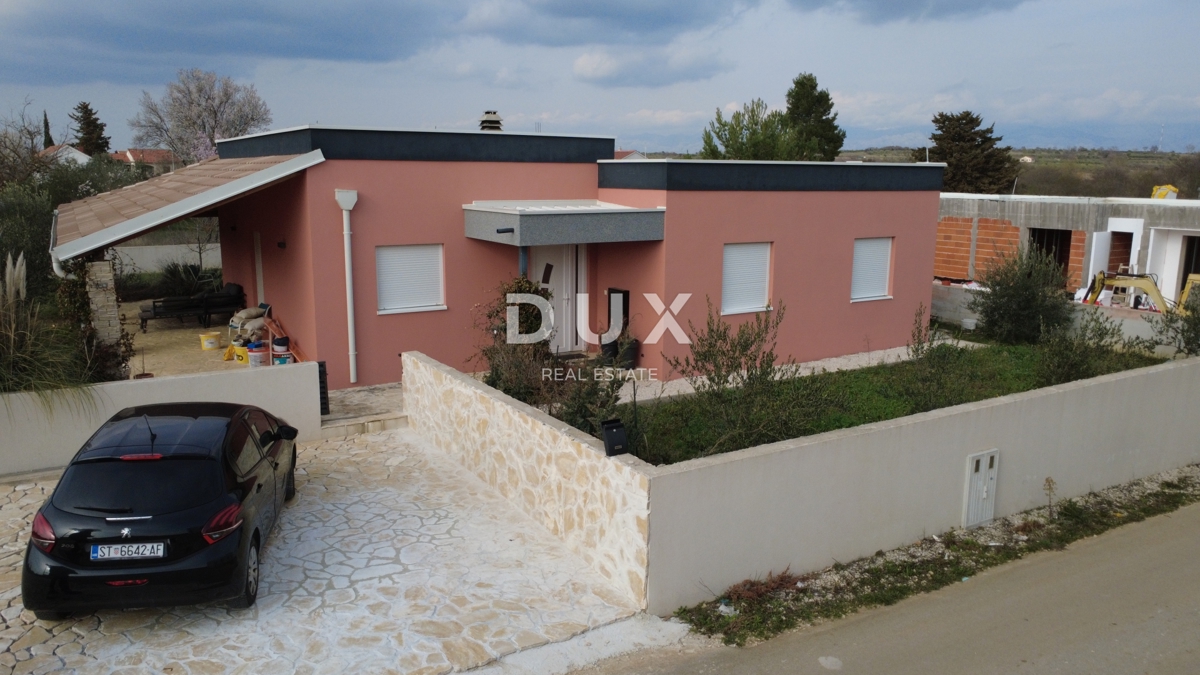 ZADAR, MURVICA - Moderna hiša s prostornim dvoriščem - Novogradnja!