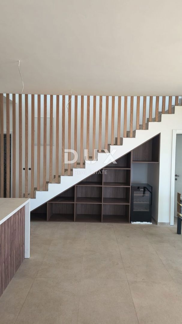 PAG, KOLAN - vila 170m2 z bazenom + okolica 500m2
