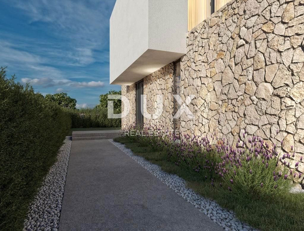 PAG, KOLAN - vila 170m2 z bazenom + okolica 500m2