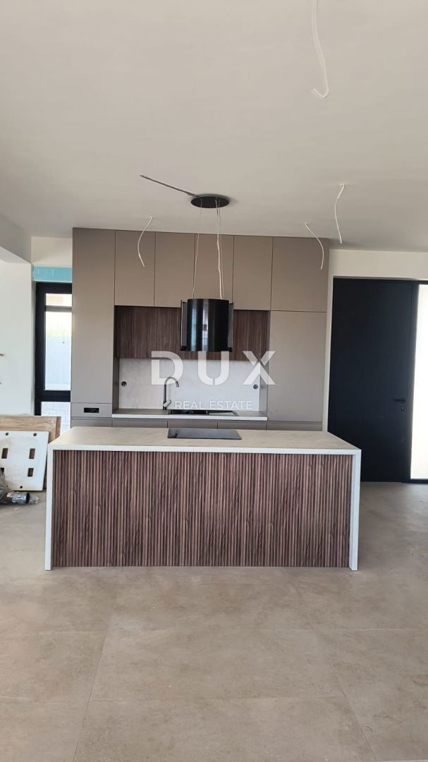 PAG, KOLAN - vila 170m2 z bazenom + okolica 500m2