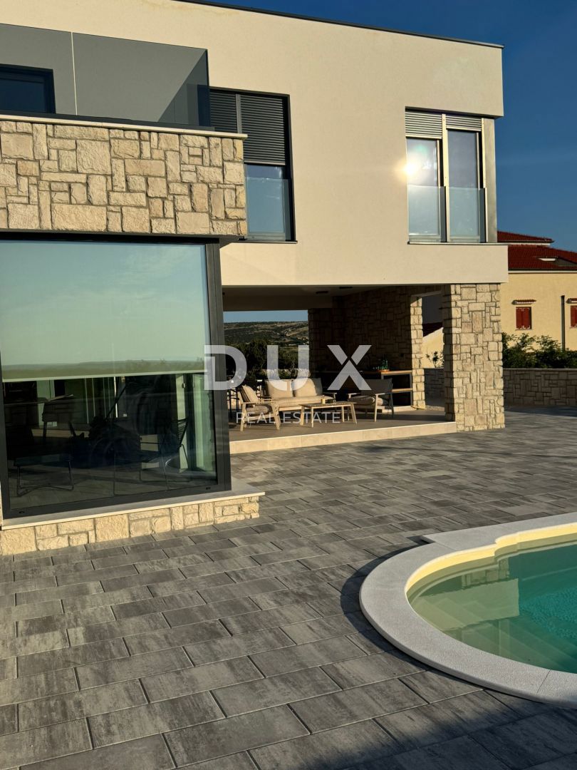 OTOK PAG, KOLAN - vila 200m2 z bazenom + površina 400m2