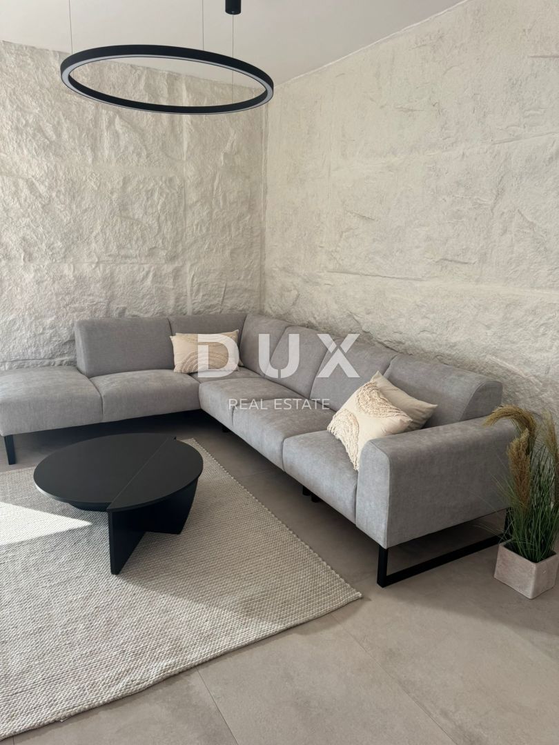 OTOK PAG, KOLAN - vila 200m2 z bazenom + površina 400m2