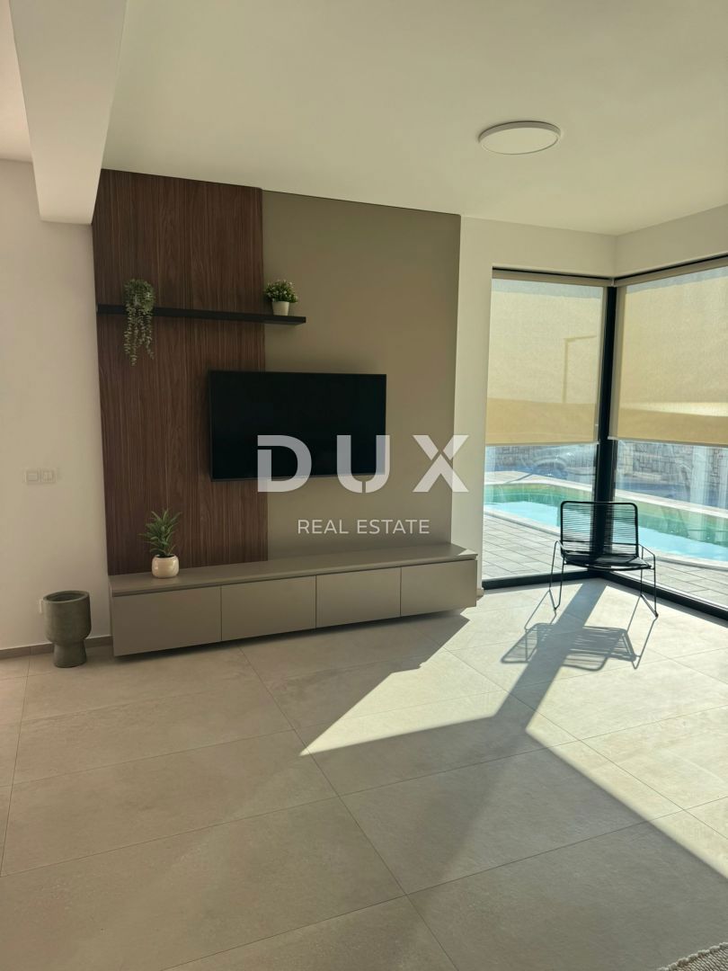 OTOK PAG, KOLAN - vila 200m2 z bazenom + površina 400m2