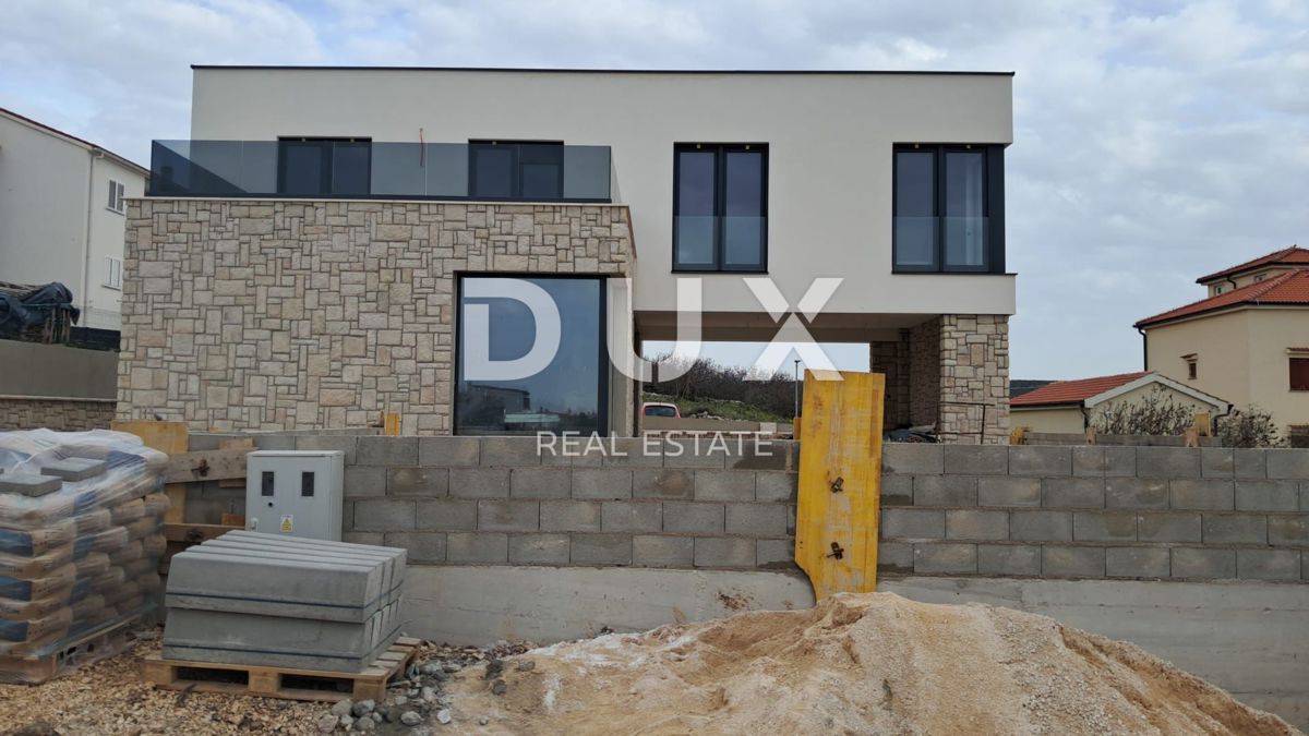 PAG, KOLAN - vila 170m2 z bazenom + okolica 500m2
