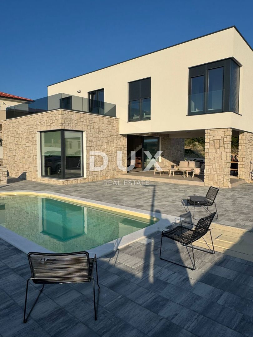 OTOK PAG, KOLAN - vila 200m2 z bazenom + površina 400m2
