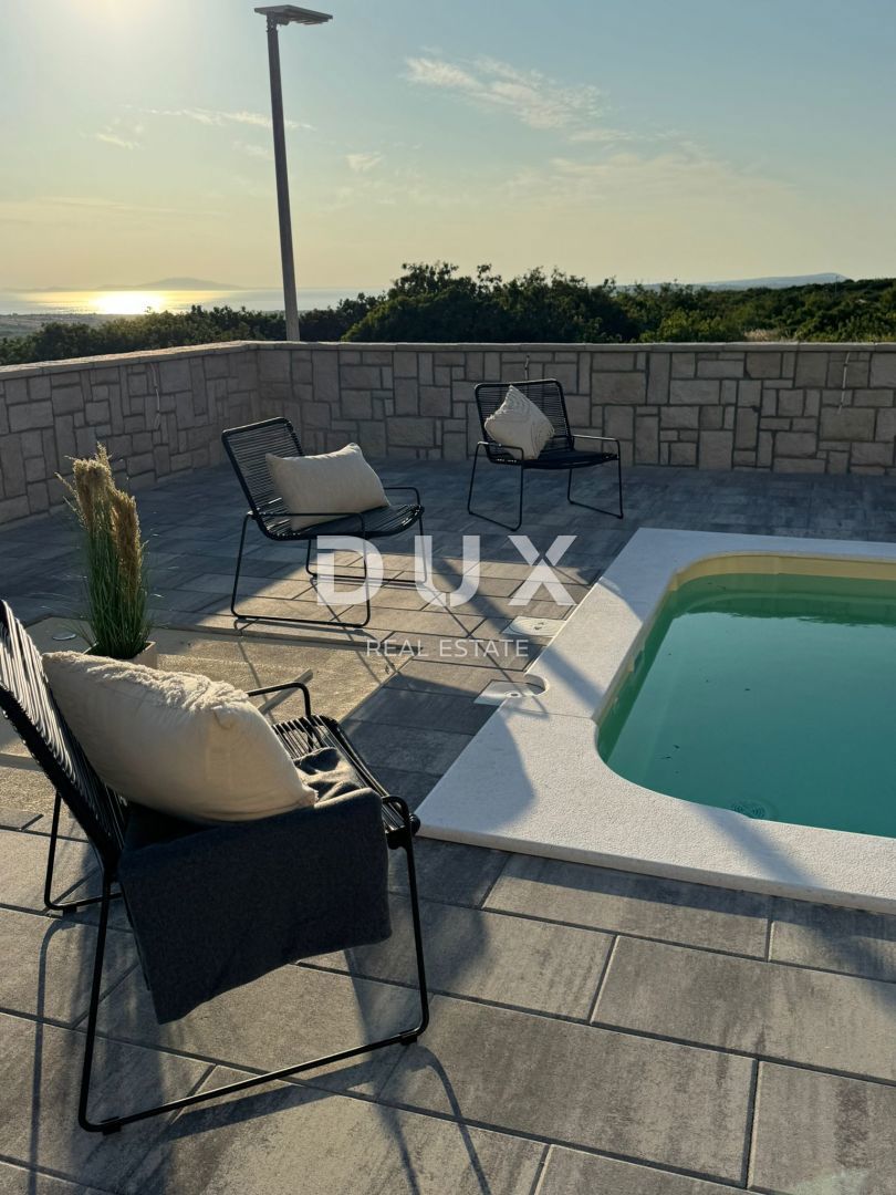 OTOK PAG, KOLAN - vila 200m2 z bazenom + površina 400m2
