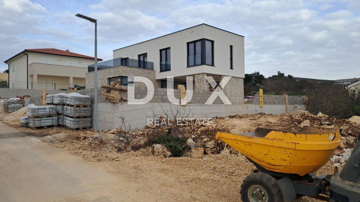 PAG, KOLAN - vila 170m2 z bazenom + okolica 500m2