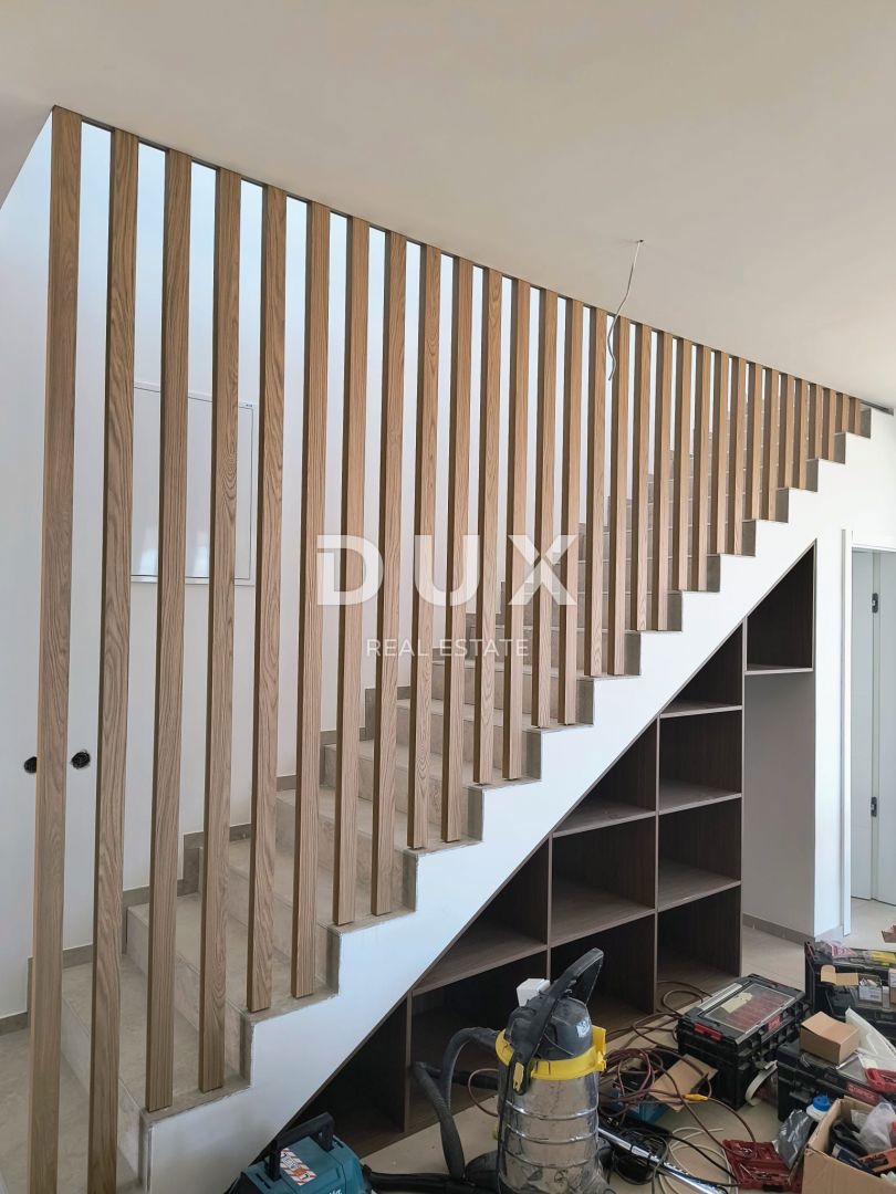 PAG, KOLAN - vila 170m2 z bazenom + okolica 500m2