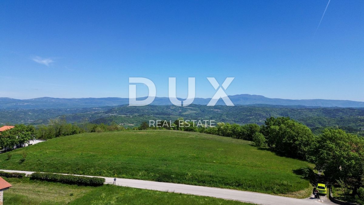 ISTRA, ZAMASK - Gradbeno zemljišče s panoramskim razgledom in veljavnim gradbenim dovoljenjem