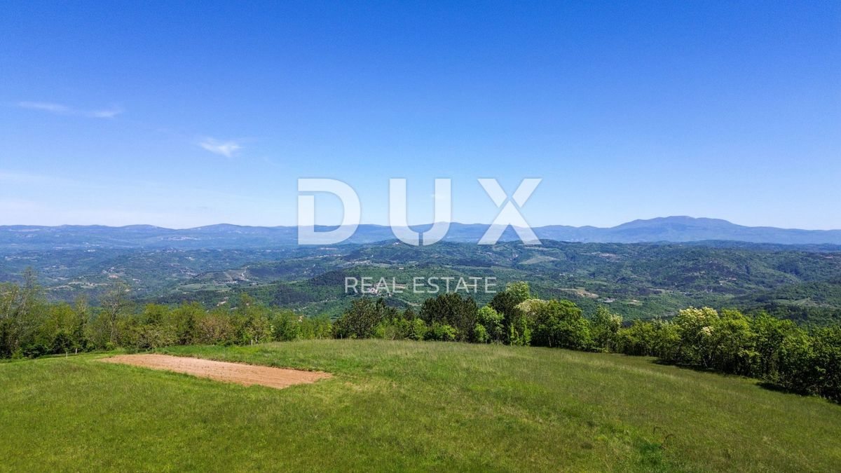 ISTRA, ZAMASK - Gradbeno zemljišče s panoramskim razgledom in veljavnim gradbenim dovoljenjem