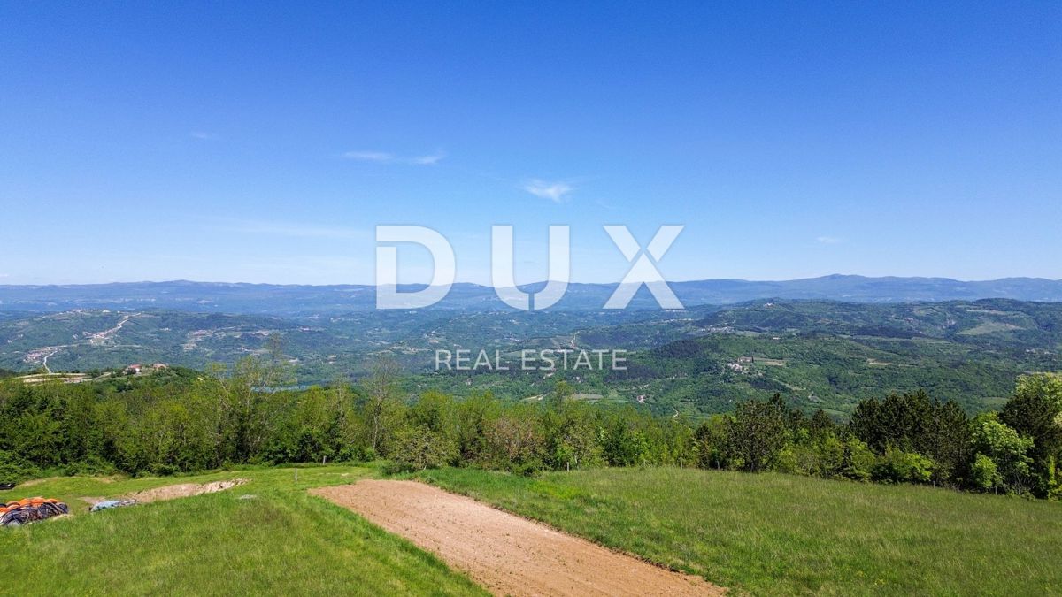 ISTRA, ZAMASK - Gradbeno zemljišče s panoramskim razgledom in veljavnim gradbenim dovoljenjem