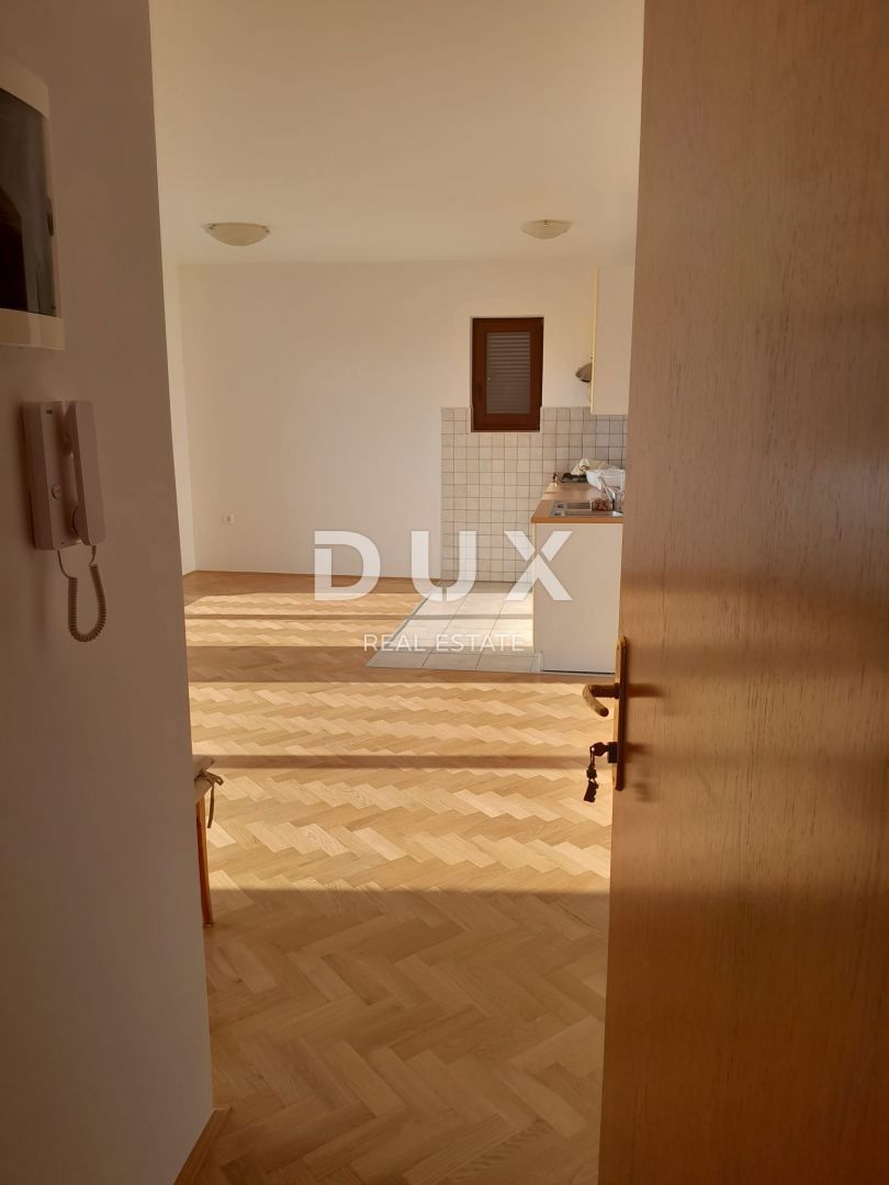 OTOK KRK, BAŠKA - 1 SPALNICA + DNEVNA SOBA Apartma v pritličju, pogled na zelenje