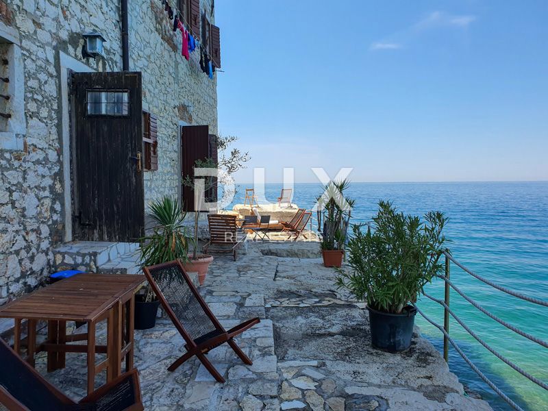 ISTRA, ROVINJ - Stanovanje z 2 spalnicama in 1 kopalnico v prvi vrsti ob morju z zasebno plažo