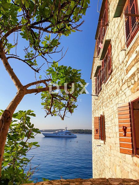ISTRA, ROVINJ - Stanovanje z 2 spalnicama in 1 kopalnico v prvi vrsti ob morju z zasebno plažo