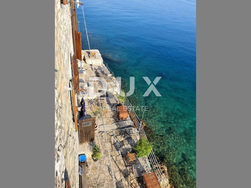 ISTRA, ROVINJ - Stanovanje z 2 spalnicama in 1 kopalnico v prvi vrsti ob morju z zasebno plažo