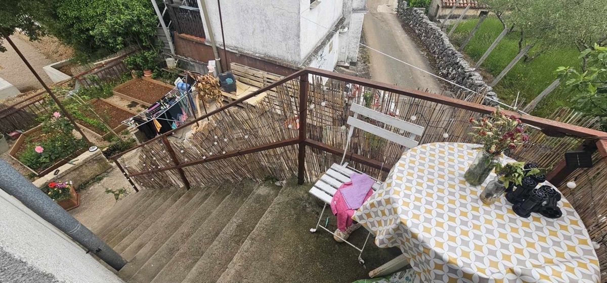 OTOK KRK, MALINSKA - Manjši apartma z zunanjim vrtom, nujno prodamo!
