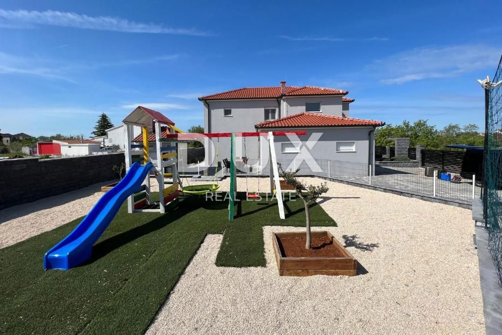 ZADAR, MURVICA - Vila z bazenom in velikim vrtom!
